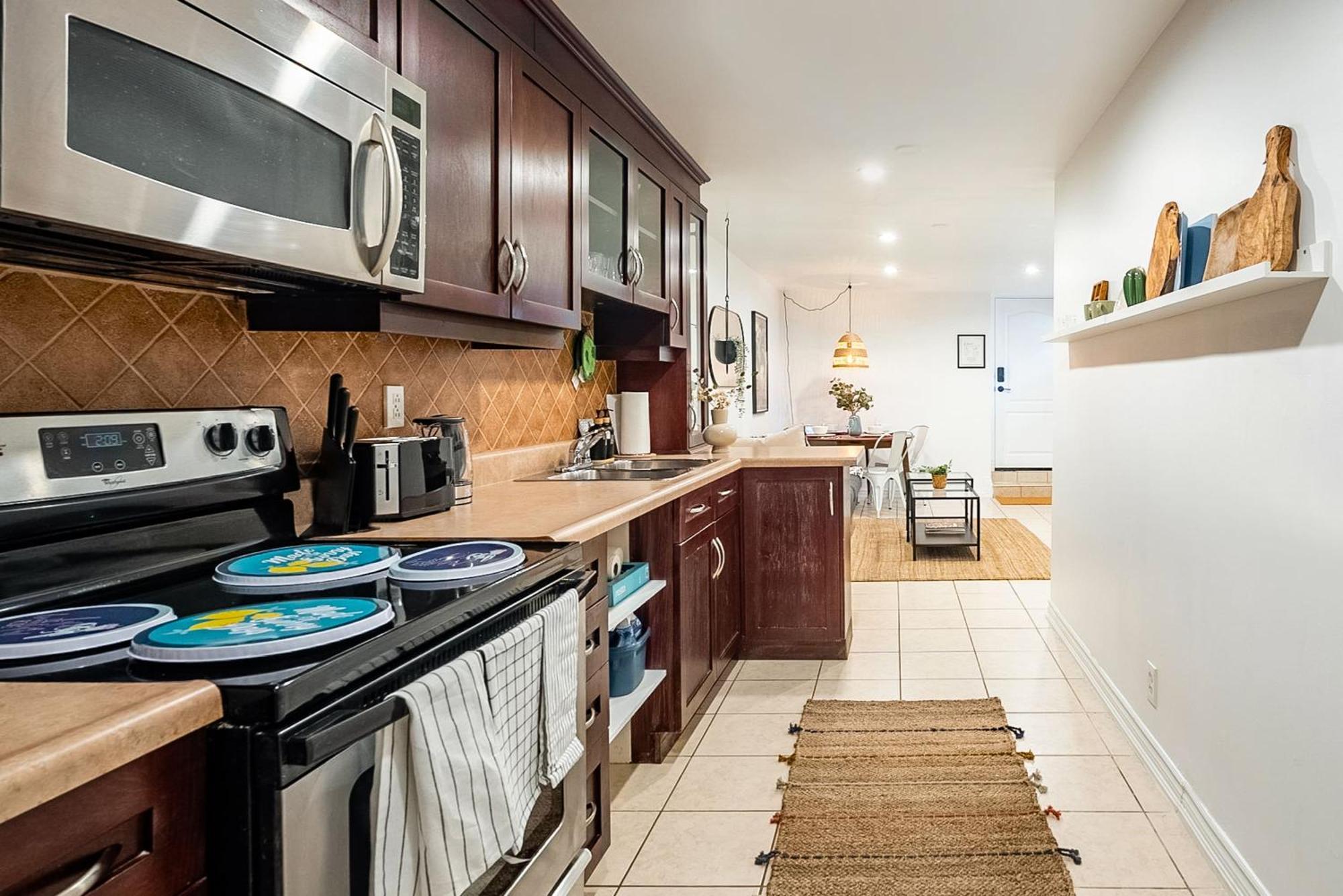 Basement Suite With Private Patio In Davenport Toronto Exteriör bild