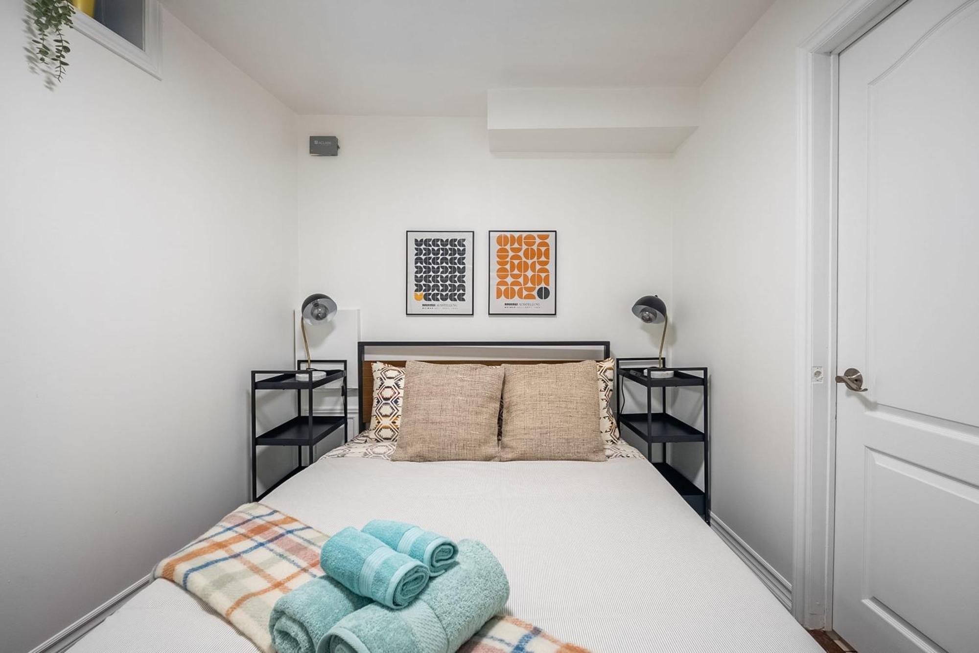 Basement Suite With Private Patio In Davenport Toronto Exteriör bild