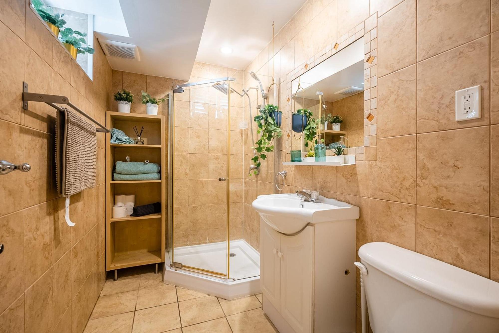 Basement Suite With Private Patio In Davenport Toronto Exteriör bild